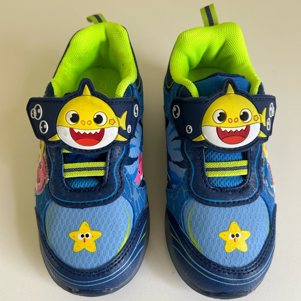Baby shark pinkfong kids light-up shoes, sneakers, size 9